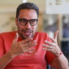 El director de la Bienal de Cuenca, Hernán Pacurucu, fue registrado el pasado 23 de enero, durante una entrevista con EFE, en Quito (Ecuador).