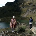 El color verde de las lagunas se debe por el azufre que brota del volcán Chiles,  están en sus faldas.