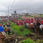 Los personajes y los invitados recorren las calles de Chibuleo en caballo, simulando a los Reyes Magos.