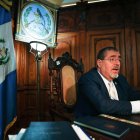 El presidente de Guatemala, Bernardo Arévalo de León, habla durante una entrevista con EFE, el 25 de enero del 2024, en Ciudad de Guatemala (Guatemala).