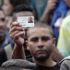 Fotografía de archivo en la que se registró a un ciudadano costarricense al mostrar su cédula de identidad, en San José (Costa Rica).