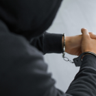 Los dos hombres se movilizaban en una moto desde la que efectuaron disparos contra un local comercial y amedrentaron a ciudadanos.