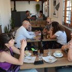 Local. Estudiantes, vecinos y oficinistas llegan a lo largo del día a Broz Tostería  Cafetería, uno de los populares espacios del barrio.