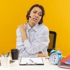 Mientras trabaja, haga pausas y camine, estire brazos y piernas.