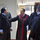 Magistrados. Saquicela saluda con el juez José Suing, quien también aspiraba a la Presidencia de la Corte pero no alcanzó los votos para el balotaje.