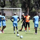 El DT Josep Alcácer (c) dialoga bastante con los futbolistas durante la pretemporada.