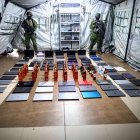 Las autoridades también encontraron armamento y bebidas alcohólicas.