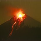 Vista de la actividad eruptiva del volcán Sangay, en una fotografía de archivo.