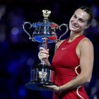 Sabalenka y su festejo tras alcanzar su segunda corona consecutiva en Melbourne.