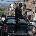 Situación. La policía vigila las zonas calientes de Río de Janeiro, pero la violencia criminal sigue azotando a las familias de la zona oeste de la ciudad.