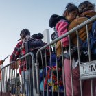 Migrantes pagan hasta 40.000 dólares por amparos para llegar a la frontera norte de México.