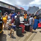 Habitantes de las zonas afectadas salieron con todo tipo de recipiente para abastecerse del líquido vital.
