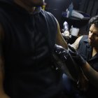 Coberturas. Tras el último estado de excepción que declaró la guerra a grupos terroristas, Jonathan ha recibido más clientes asustados por cubrir tatuajes que les pueda generar problemas.