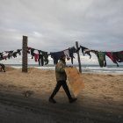 La ropa perteneciente a palestinos desplazados internos se seca en una cuerda durante un clima frío en la ciudad de Deir Al Balah, en el sur de la Franja de Gaza.