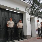 Policía resguarda la embajada de México donde se encuentra Jorge Glas.