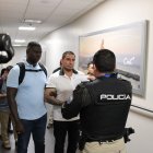 Daniel Salcedo es custodiado por policías, tras llegar de Panamá a Ecuador.