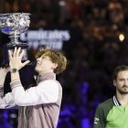 -FOTODELDÍA- Melbourne (Australia), 28/01/2024.- El italiano Jannik Sinner (i) levanta el trofeo Norman Brookes tras vencer en la final del Open de Australia al ruso Daniil Medvedev (d) en Melbourne, Australia. EFE/MAST IRHAM