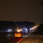 Sombras. Las personas deben transitar bajo la tenue iluminación de los faroles de los automóviles que circulan en la vía Perimetral; a la altura del viaducto de La Prosperina no hay luz.