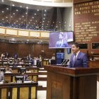 Jose Luis Calderón, periodista de TC, recibiendo un reconocimiento de la Asamblea Nacional.
