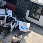 La camioneta de la Policía se impactó con una unidad del Trolebús, en Quito.