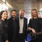 Nexar Antonio con su pareja (en el centro) y amigos