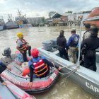 Búsqueda. Los rescatistas buscaban por todo el río Guayas.