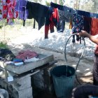 María Araque reside entre Vista Hermosa y San Juan de Calderón Alto. Asegura que todos los días existen cortes de agua de 12 horas, desde las 10:00 hasta las 22:00. 2. Suministro. La planta de tratamiento de agua de Bellavista, ubicada en El Batán, abastece a aproximadamente un millón de habitantes del Distrito Metropolitano.