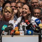 La líder opositora venezolana María Corina Machado ofrece hoy declaraciones a la prensa durante un acto de calle, en Caracas (Venezuela).
