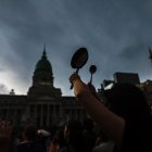 Varias personas se manifiestan contra el Gobierno de Javier Milei, frente al Congreso de la Nación en Buenos Aires (Argentina).