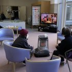 Shika. Un grupo de damnificados se sientan alrededor de un calentador en un centro de evacuación.