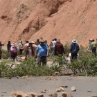 Varios campesinos bloquean una carretera en Cochabamba (Bolivia).