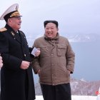 El líder norcoreano Kim Jong-un (c) supervisando la prueba de lanzamiento del nuevo misil de crucero estratégico disparado desde un submarino "Pulhwasal-3-31" en un lugar no especificado en Corea del Norte, el 28 de enero 2024.