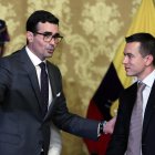 El presidente de Ecuador, Daniel Noboa (d), saluda al ministro del Deporte, Andrés Guschmer, en una fotografía de archivo.
