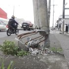El poste de las calles Camilo Ponce y 8vo Callejón 18E  tiene ya su base destruida. Hasta el cemento ha ido ya desmoronándose.