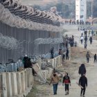 Rafah. Desplazados caminan junto a la frontera palestino-egipcia, en este campo de refugiados.