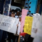 Buenos Aires. Decenas de personas protestan frente a un supermercado.