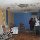 Entre humedad y destrucción vive Juan Ponce, se niega a abandonar su vivienda.
