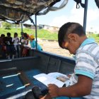 Lancha. El Aquabus, además de ser un medio de transporte para los niños, también es una biblioteca móvil mientras permanece amarrado al puerto.