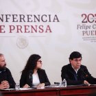 Voceros de la presidencia de la república participan en una rueda de prensa en Ciudad de México (México).