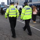 Elementos de la Policía Metropolitana de Londres (Met), recorren un sector aledaño a donde sucedió el incidente.