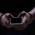 Según el artículo 117 de la Ley Orgánica de Telecomunicaciones, es ilegal usar, adquirir o comercializar un celular reportado como robado.