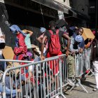 Migrantes afuera del Hotel Roosevelt Hotel en Nueva York