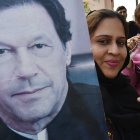 Foto de archivo de una pancarta con la imagen del exprimer ministro de Pakistán Imran Khan.
