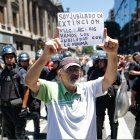 Un hombre sostiene un cartel durante una protesta convocada por la Confederación General del Trabajo en Buenos Aires (Argentina).