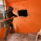 El personal militar tuvo que destruir la pared para decomisar las armas que ahí estaban escondidas