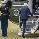 Washington. El Presidente Joe Biden aborda el Marine One, camino a la Florida, para seguir con su campaña.