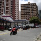 La Paz. Una larga fila aparece en una estación de servicio de gasolina.