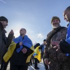 Prisioneros de guerra ucranianos liberados cuando llegan al territorio controlado por Ucrania en un lugar no revelado cerca de la frontera entre Ucrania y Rusia, el 31 de enero de 2024.
