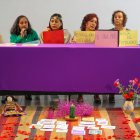 La presidenta de la Fundación Aldea, Geraldina Guerra (2-i), acompañada de activistas, habla durante una rueda de prensa este 31 de enero de 2024 en Quito (Ecuador).