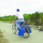 Contrabando. En la frontera entre Ecuador y Perú, una persona lleva diésel ecuatoriano para vender en Perú.